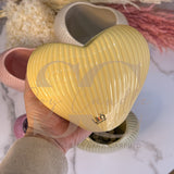 Vaso a forma di cuore rigato medio giallo