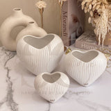 Vaso a forma di cuore rigato bianco