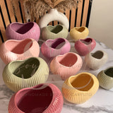 Vaso a forma di cuore rigato grande
