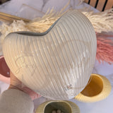 Vaso a forma di cuore rigato grande