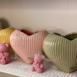 Vaso a forma di cuore rigato grande