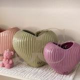 Vaso a forma di cuore rigato grande
