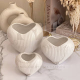Vaso a forma di cuore rigato bianco