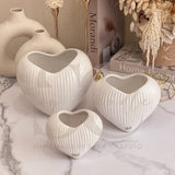 Vaso a forma di cuore rigato bianco